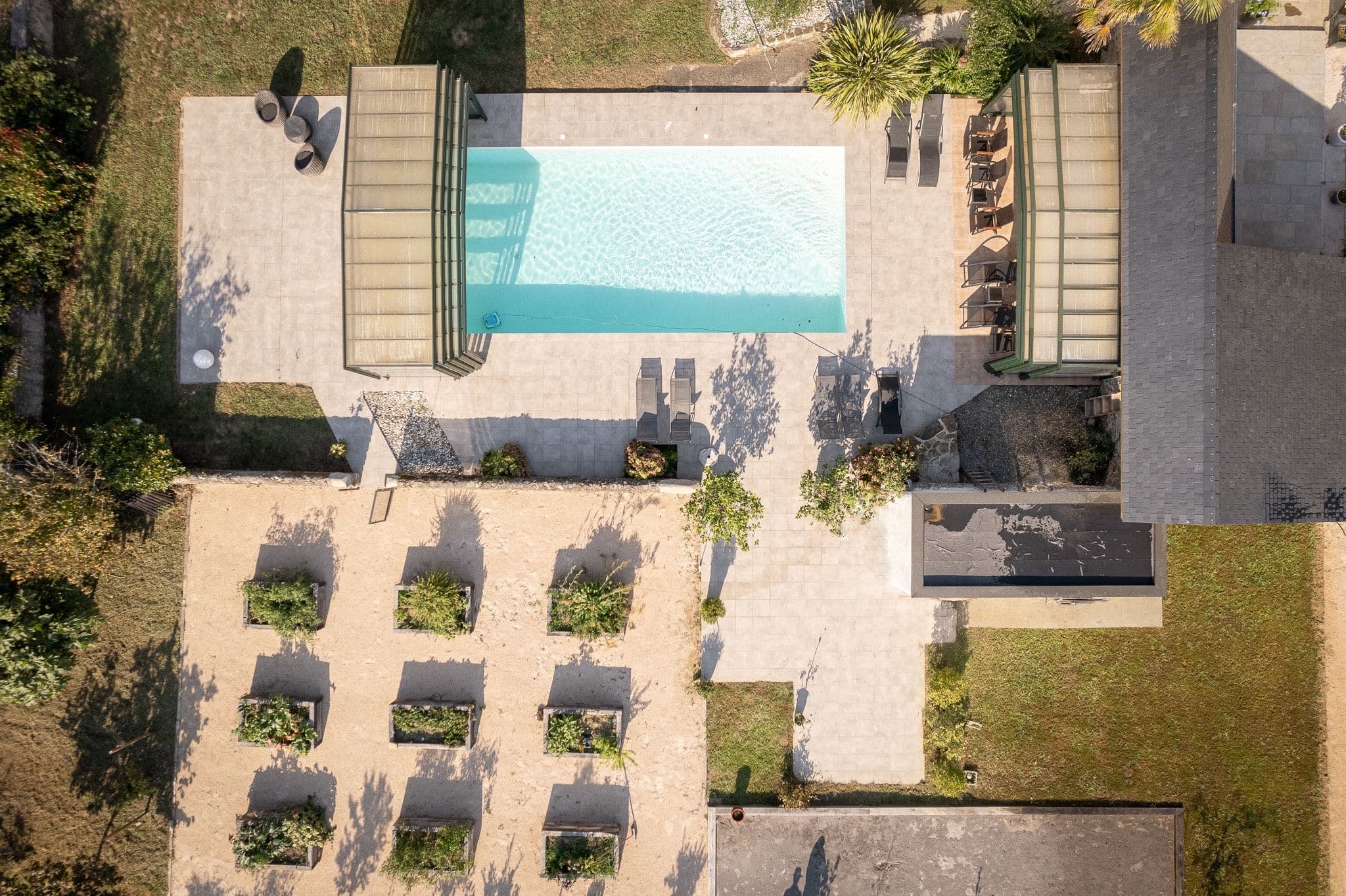 Drone vue piscine et jardin