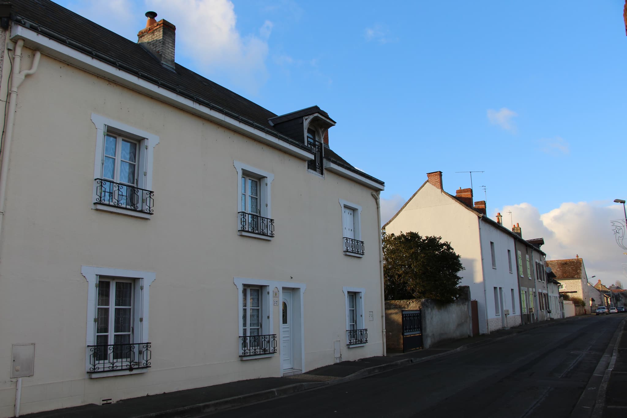 Vue maison côté rue