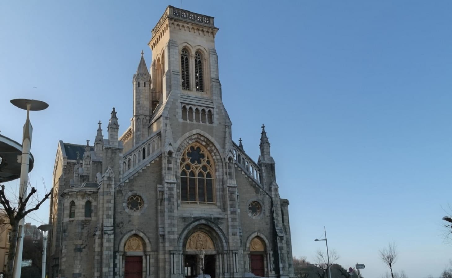 Eglise Sainte eugenie depuis le parvis de pla place saint eugénie