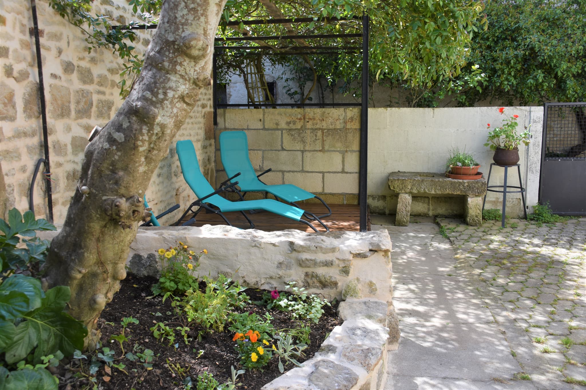Gîte de la Coulonnerie - Cour avec terrasse fleurie et salon de jardin