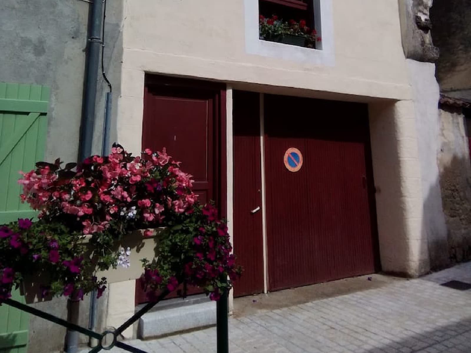 Façade (2)