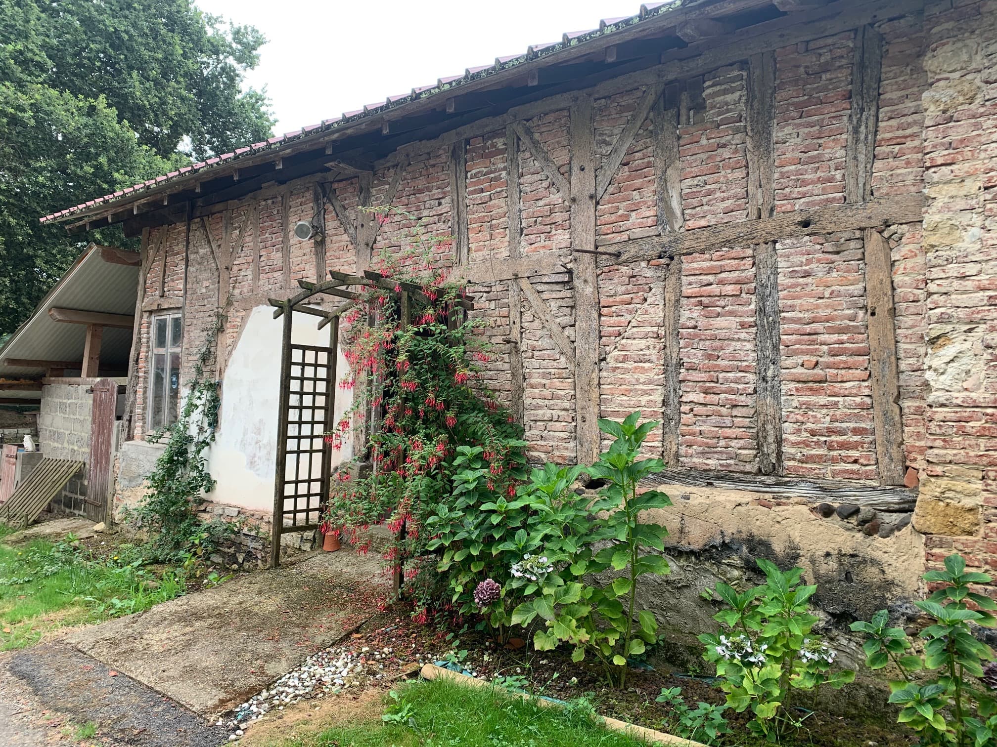 Façade bâtiment ferme Eslous Dutouya