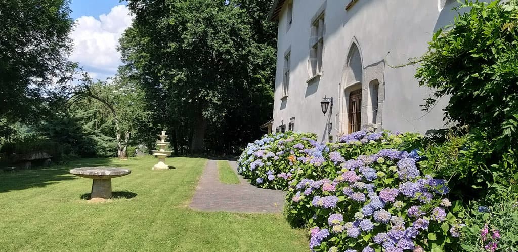 Facade fleurie - Manoir du XVe Domaine de Peyrafort