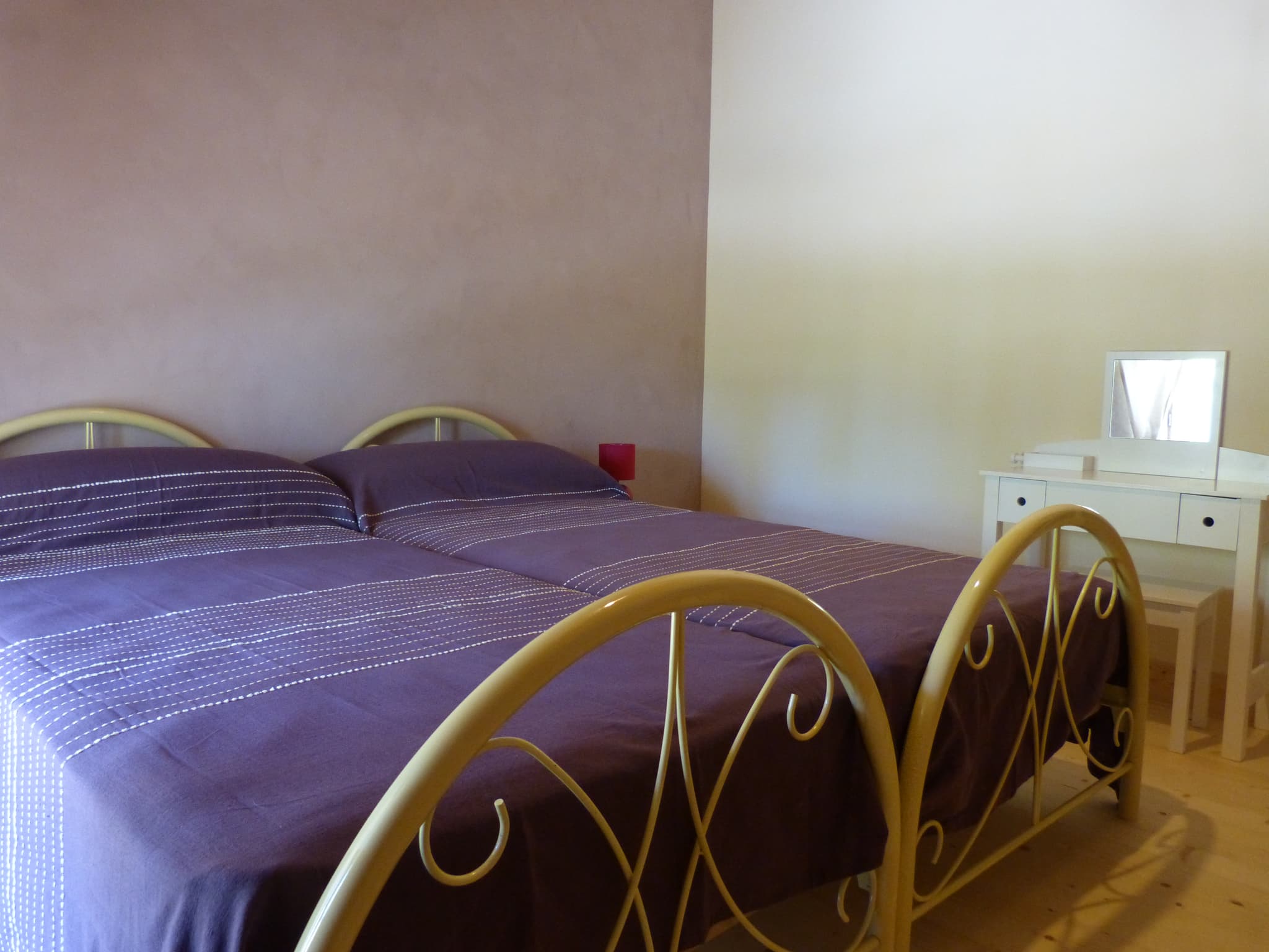 La chambre violette à l'étage 2 lits 90 ou 1 lit 180