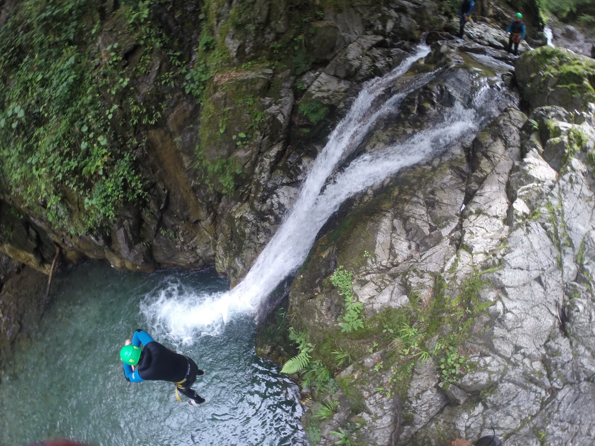 Saut dans le canyon de Bious