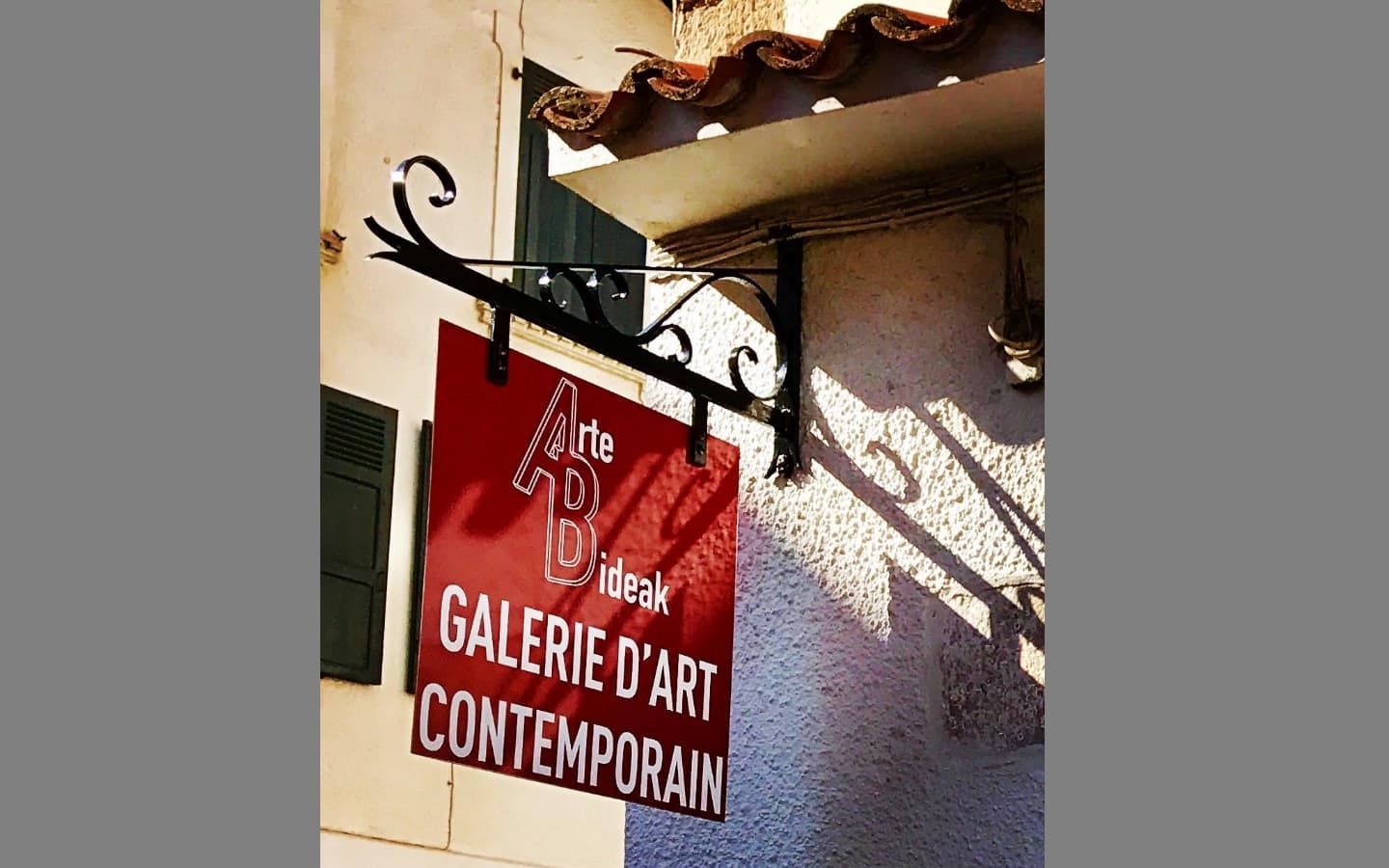 GALERIE-ARTE-BIDEAK-PANNEAU-1440x9000