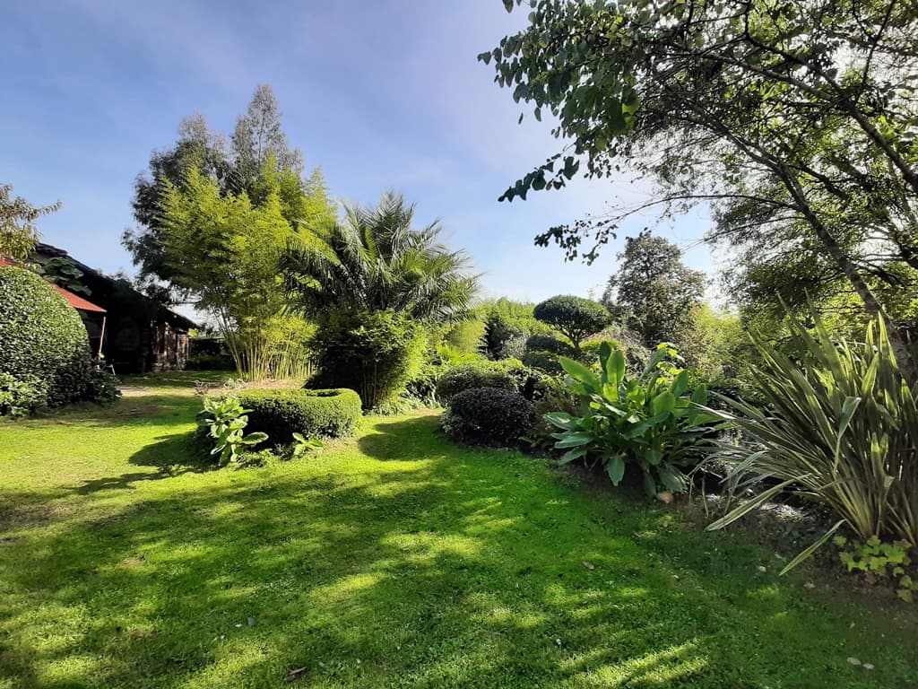 Gellez - jardin côté gîte