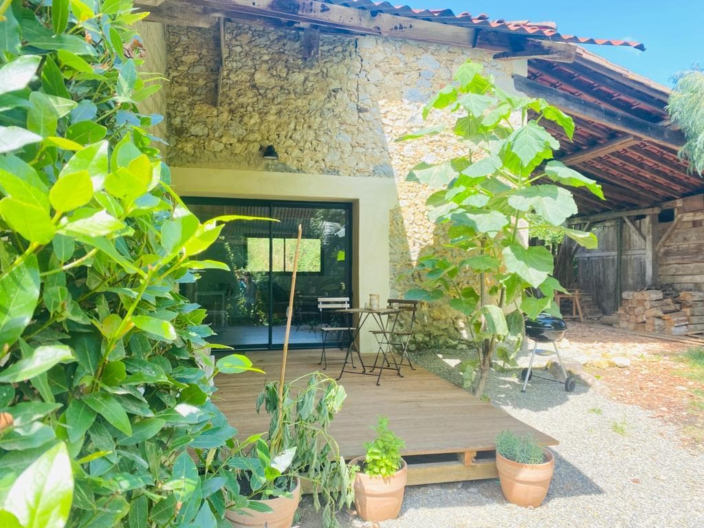 Gellez - terrasse entrée gîte