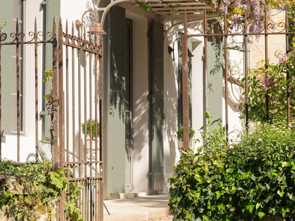 Gîte Glycine - Entrée (vue depuis le côté)