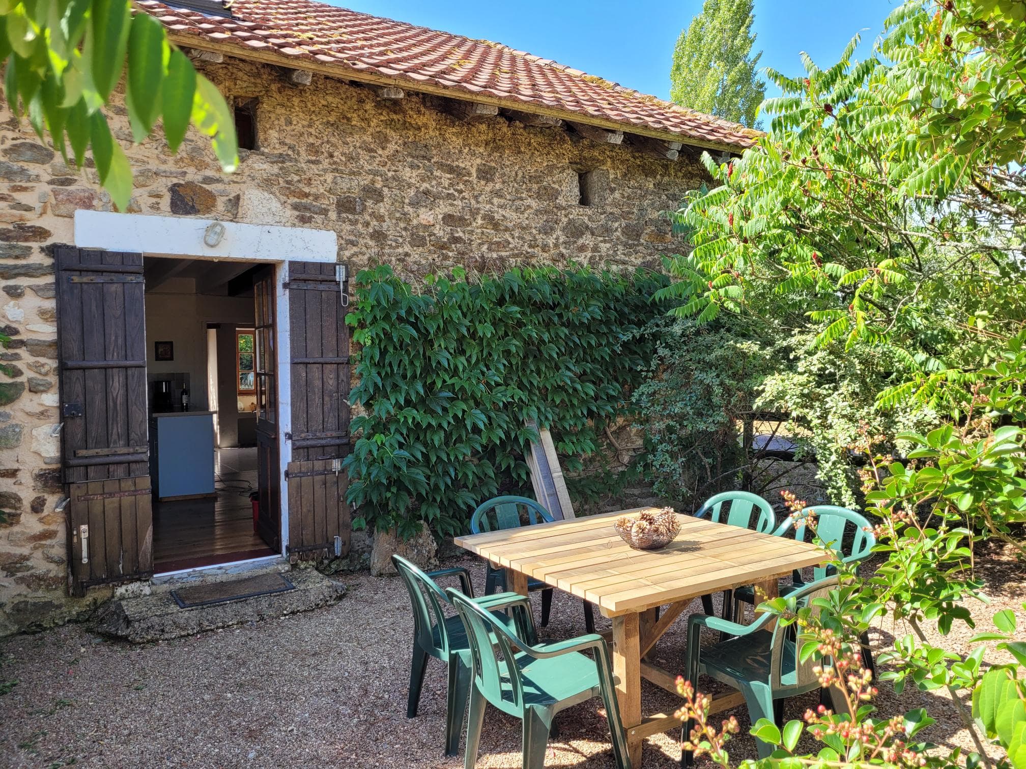 Gite La Vigne backside dining