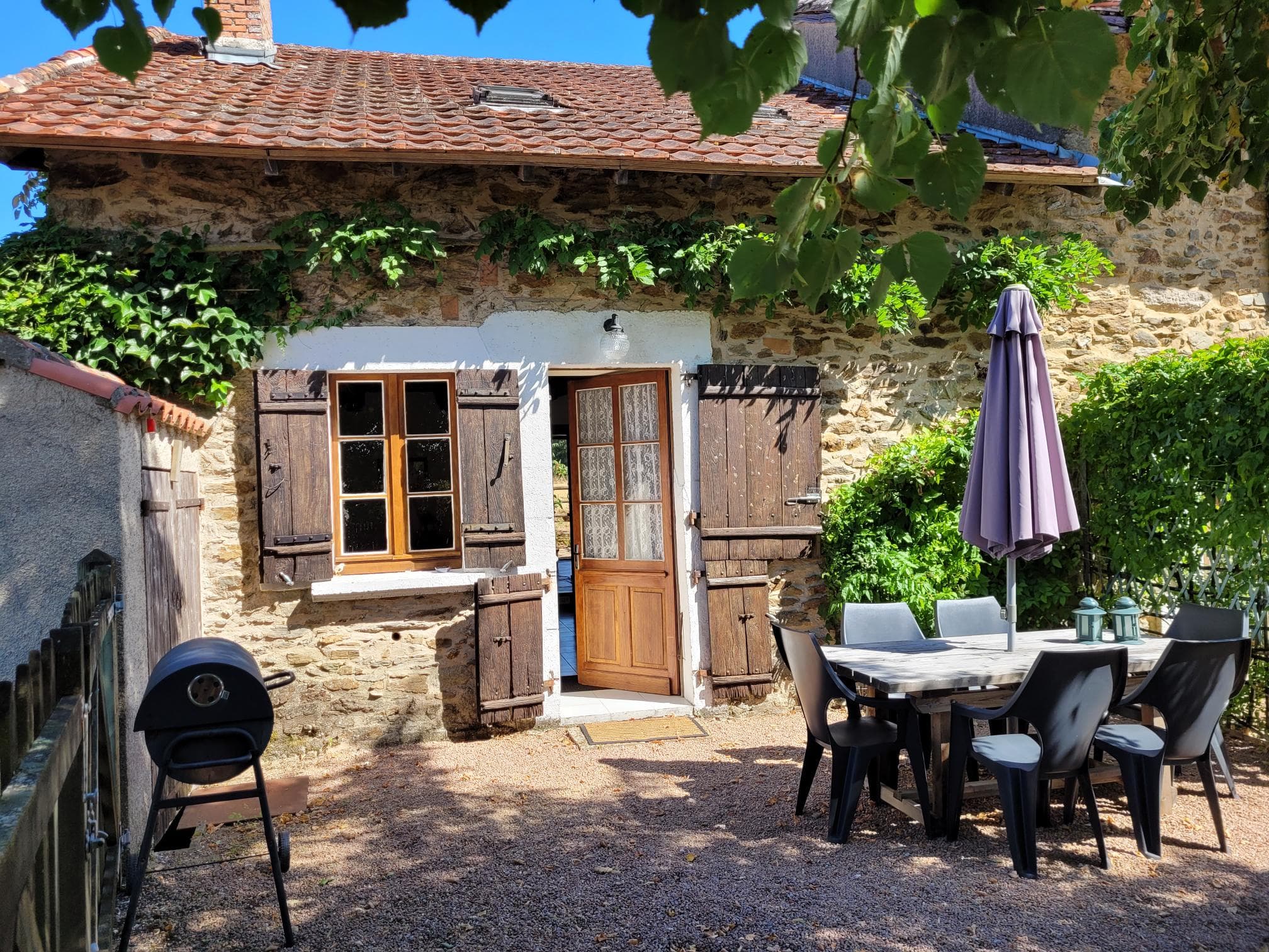Gite La Vigne frontside dining