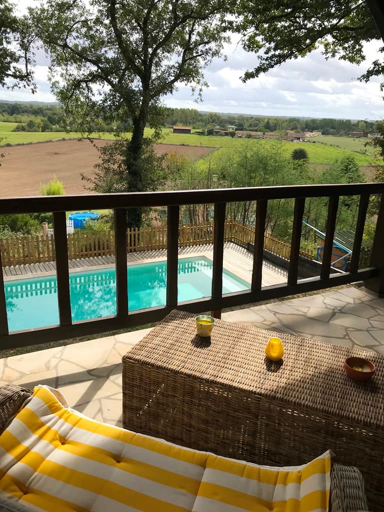 Vue sur la piscine et la campagne environnante