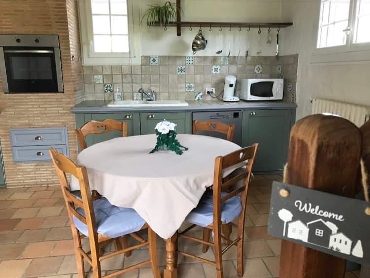 La pièce principale avec le séjour et la cuisine