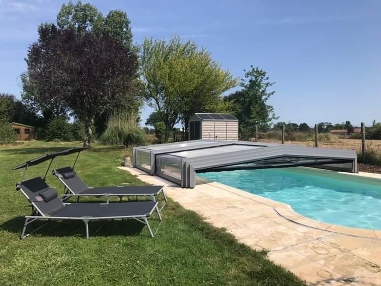 Les transats au bord de la piscine