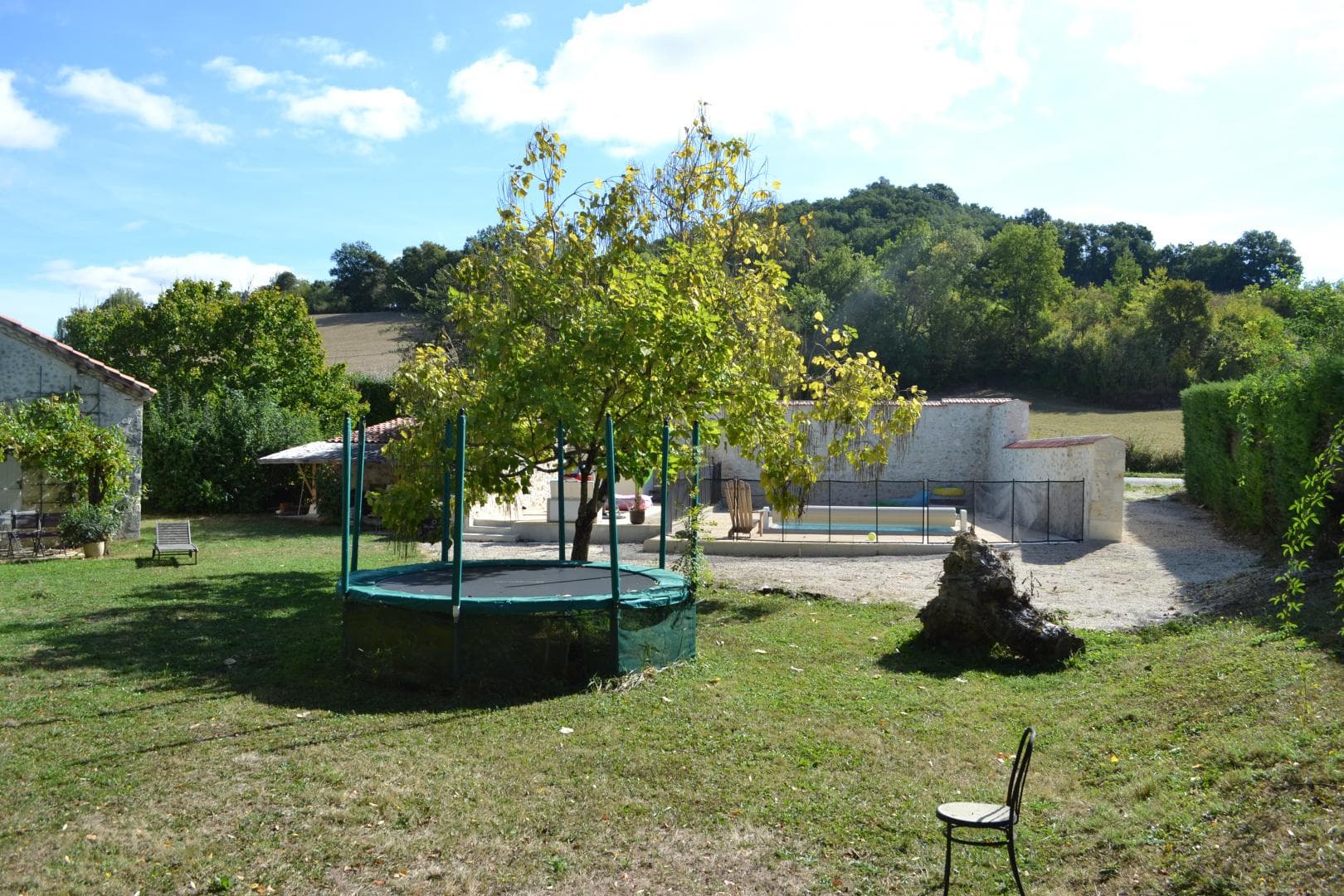Gite-Prouyssou-trampoline-piscine-beauville-otpaps