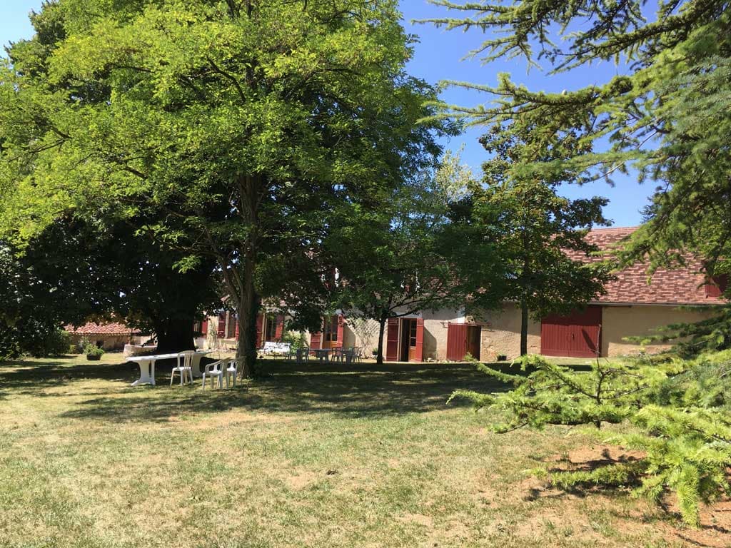 Vue avant de la maison avec terrain