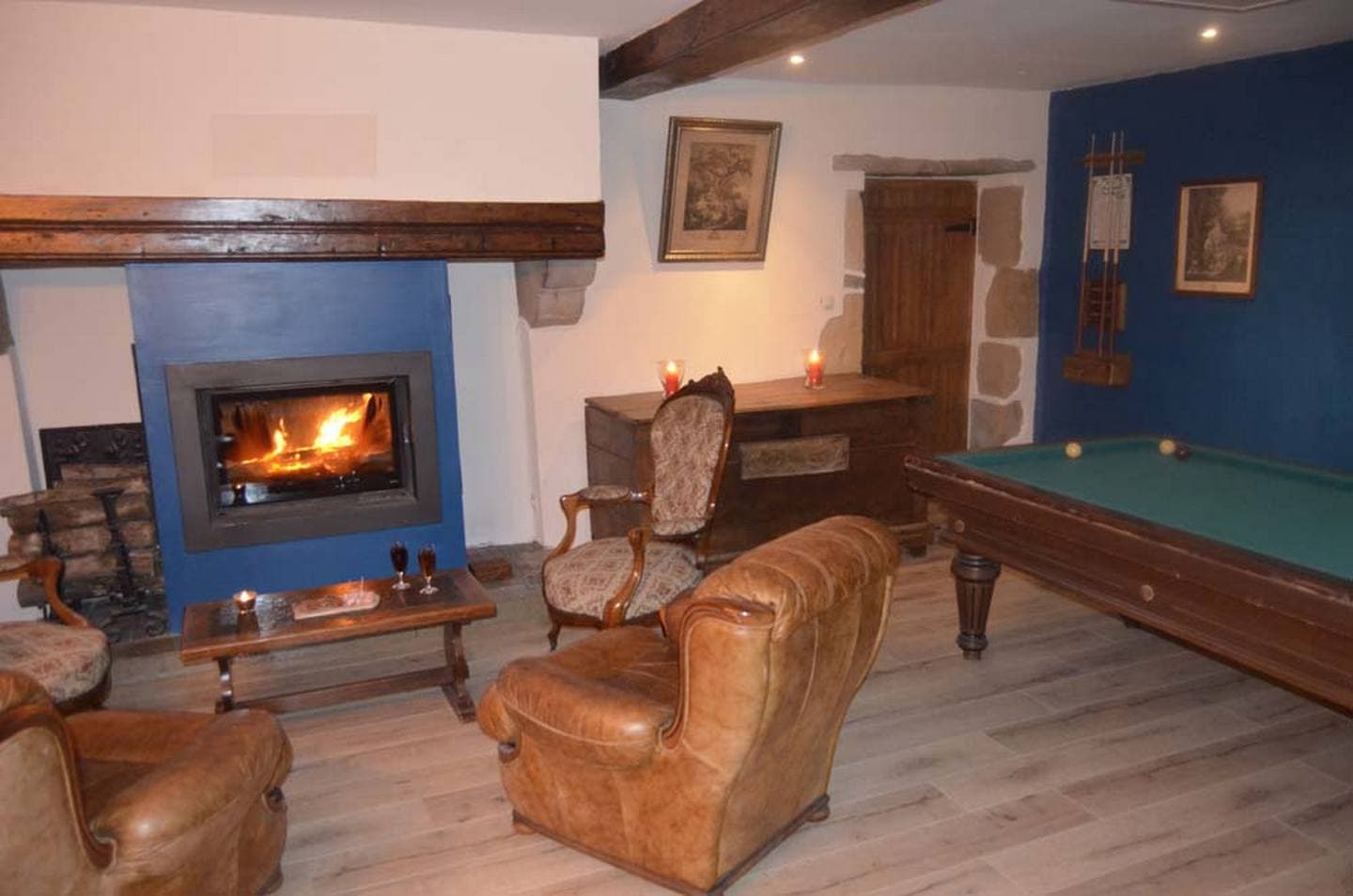 Grand-salon-1-billard-cheminee-2