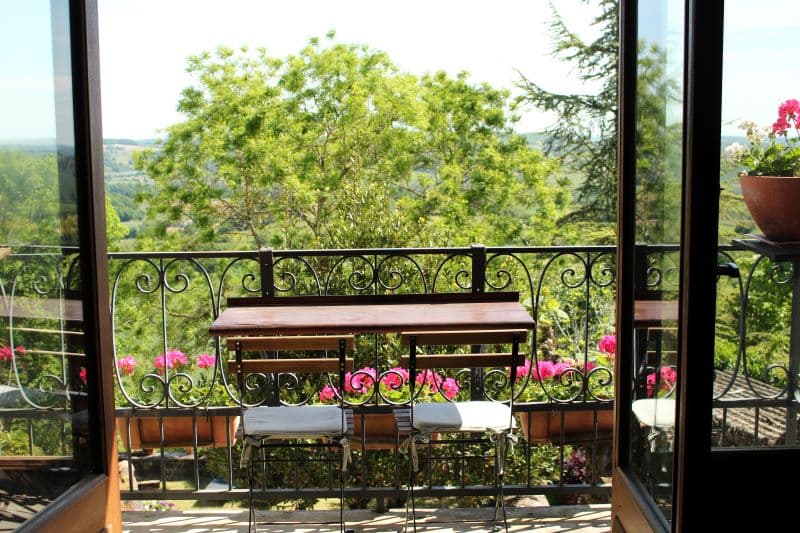 HLO_MaDamenFrance_Monclar_balcon