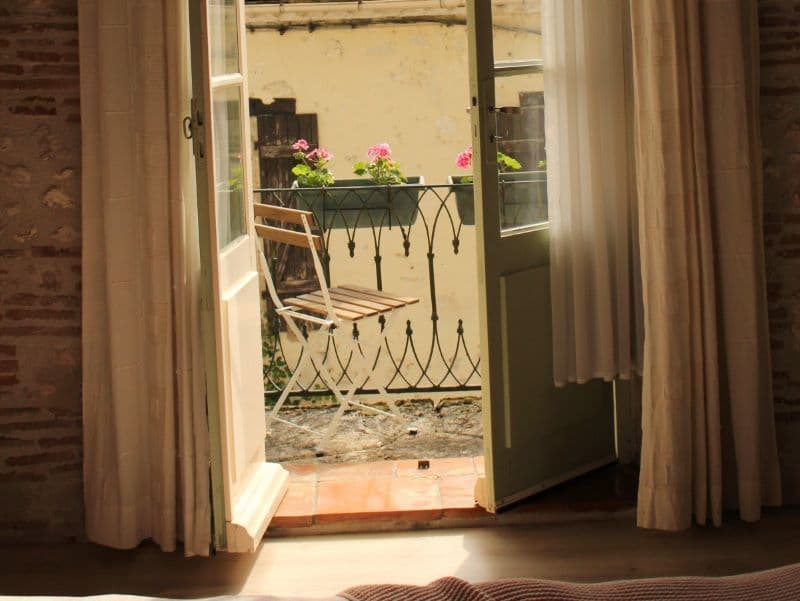 HLO_MaDamenFrance_Monclar_chambre Simone_balcon