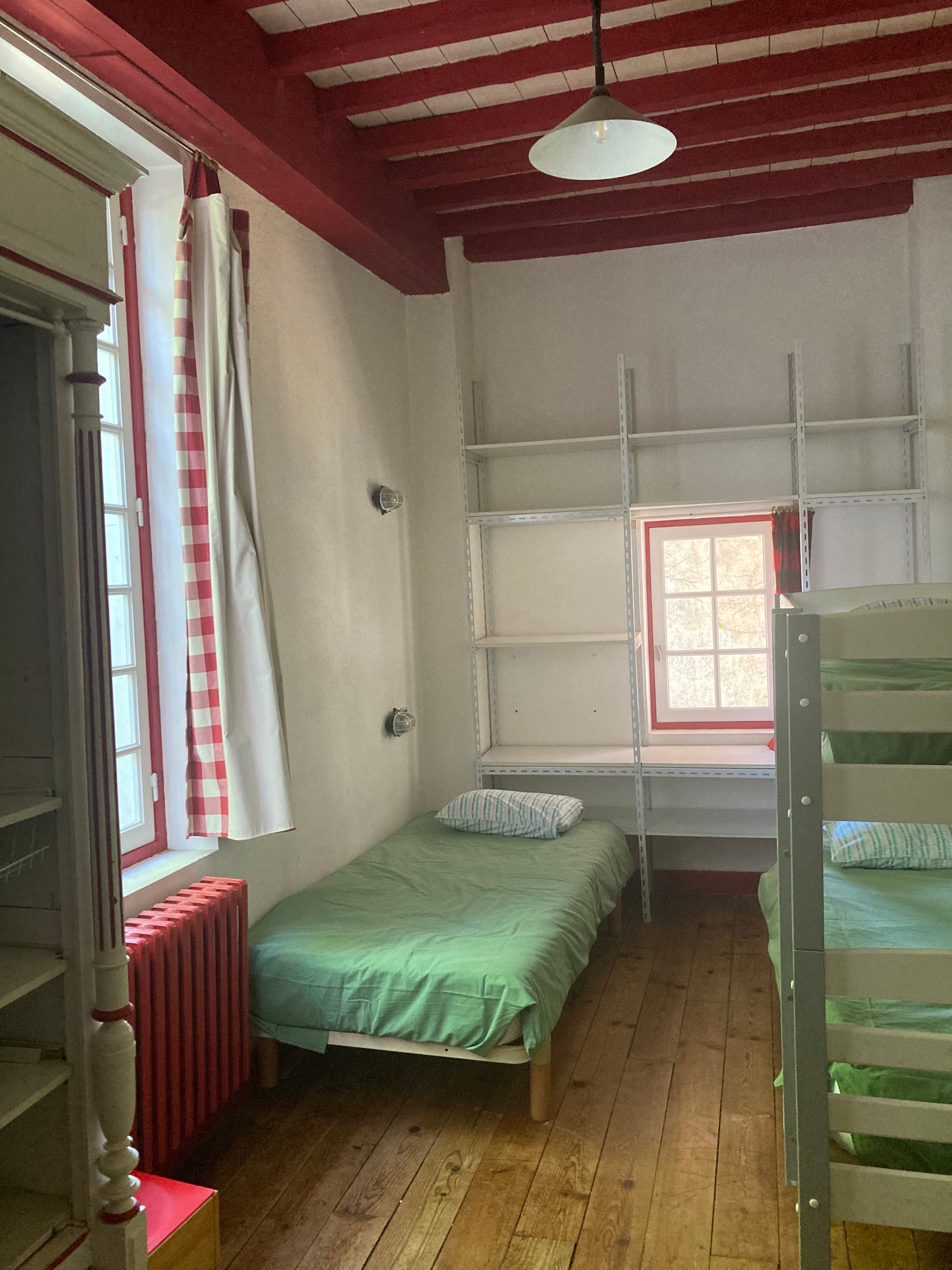 HLOAQU047V50BYUC_MOTHES DE BLANCHE_chambre basque