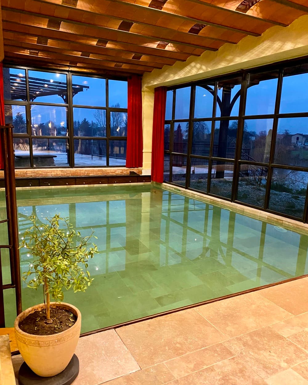 HLOAQU047V50J3KT_piscine intérieure