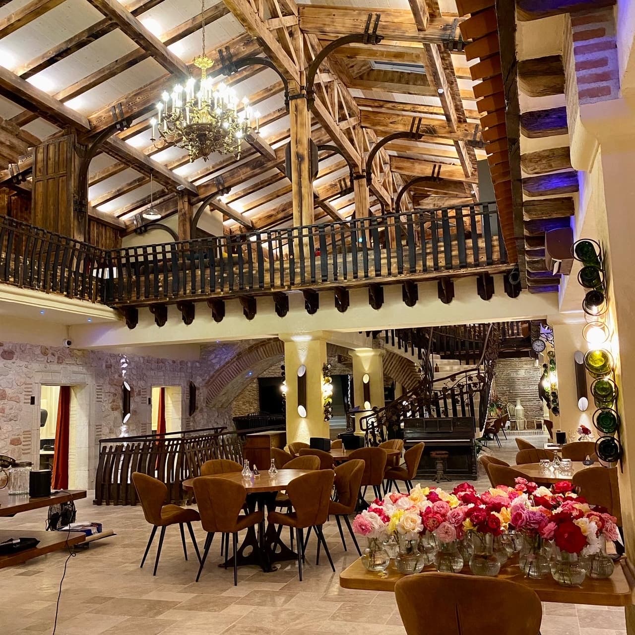HLOAQU047V50J3KT_restaurant