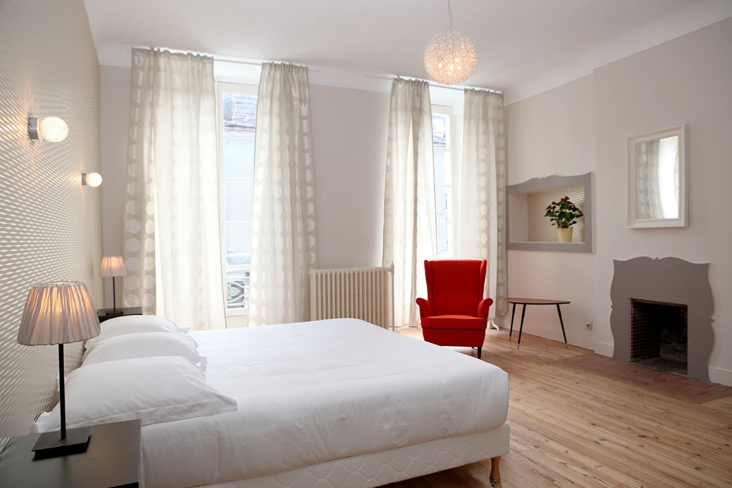 Hôtel Roncevaux - Pau - Chambre double cheminée fauteuil rouge