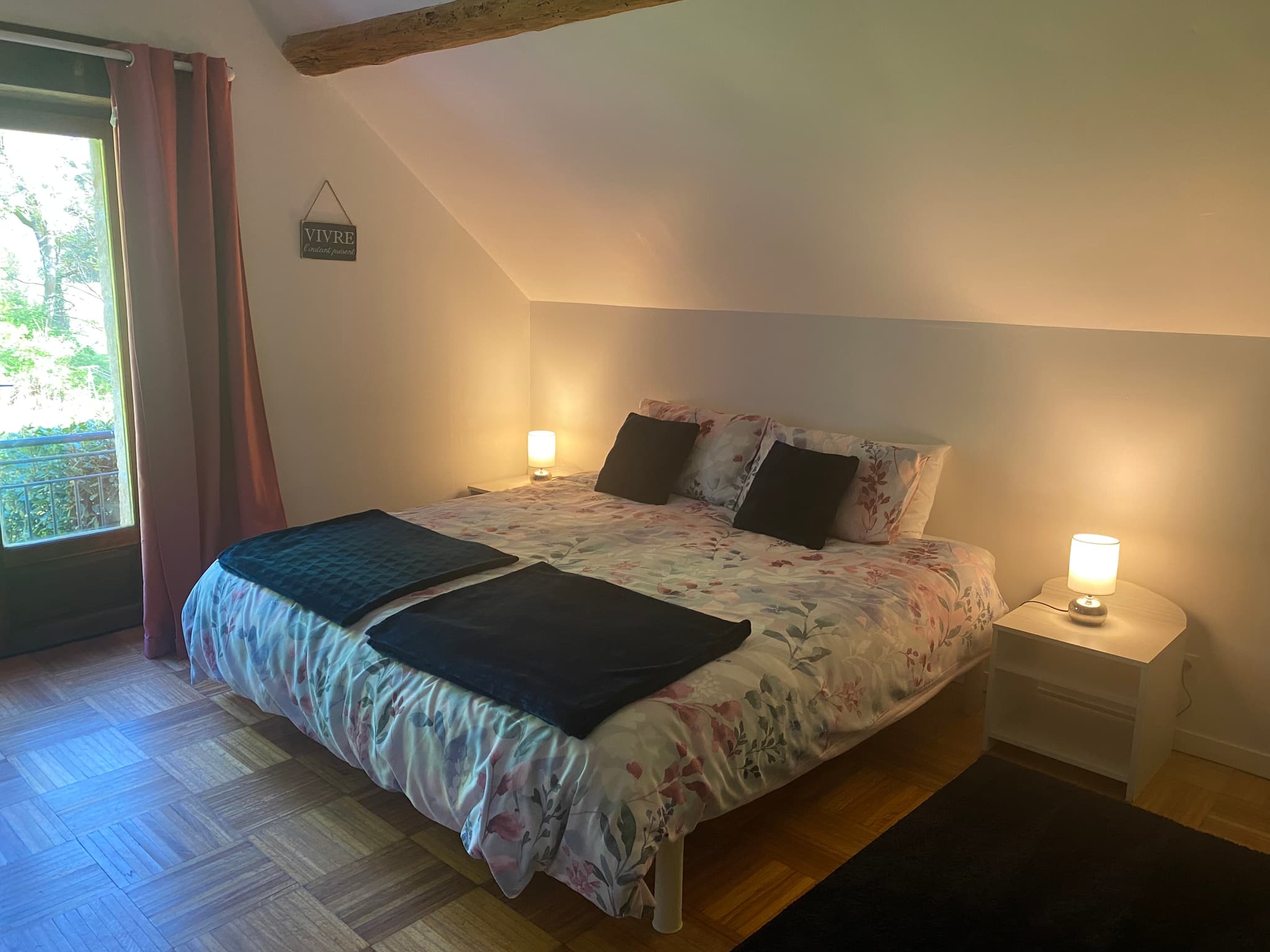 Chambre 1 avec 1 lit double 180 cm et 1 lit simple