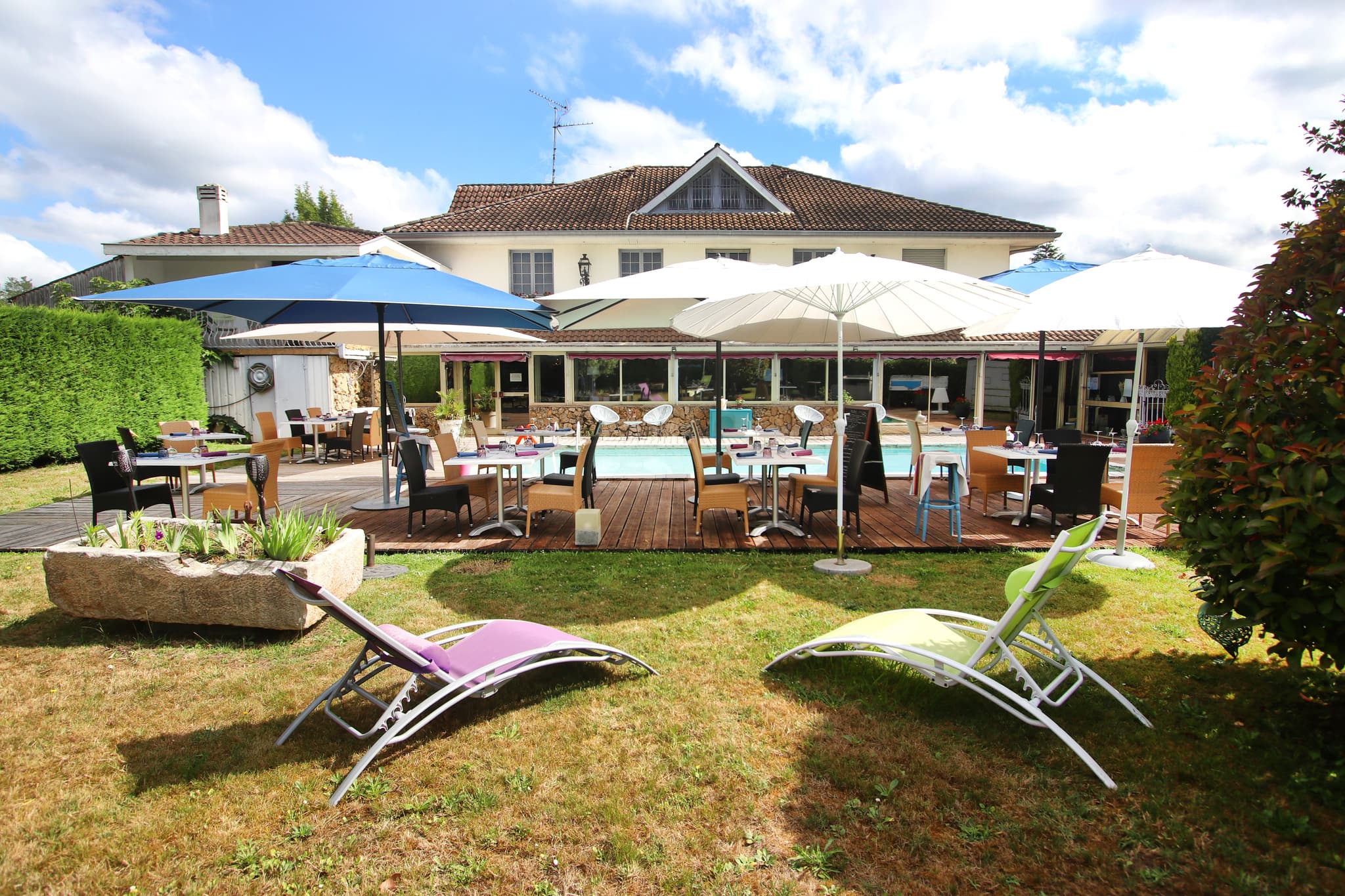 Vue piscine et terrasse