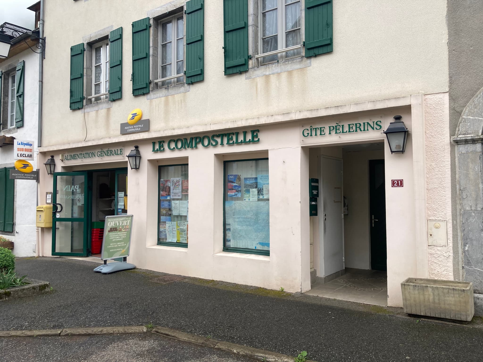 Gîte d'étape Le Compostelle, alimentation et agence postale à Urdos