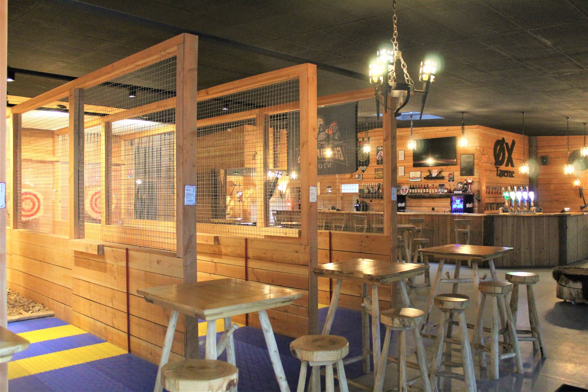 Le bar et les pistes du lancer de haches
