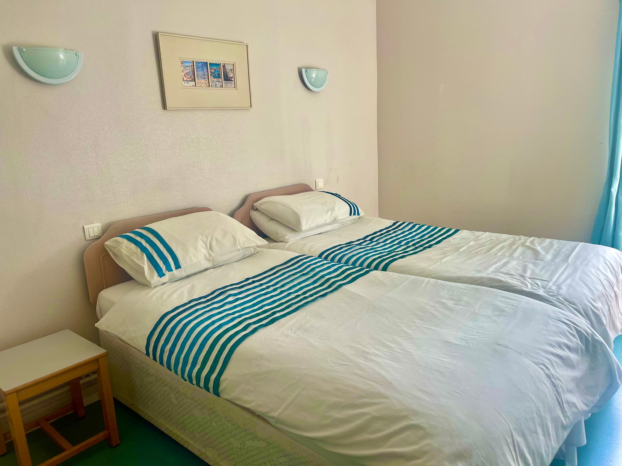 Chambre à deux lits avec salle de bain commune