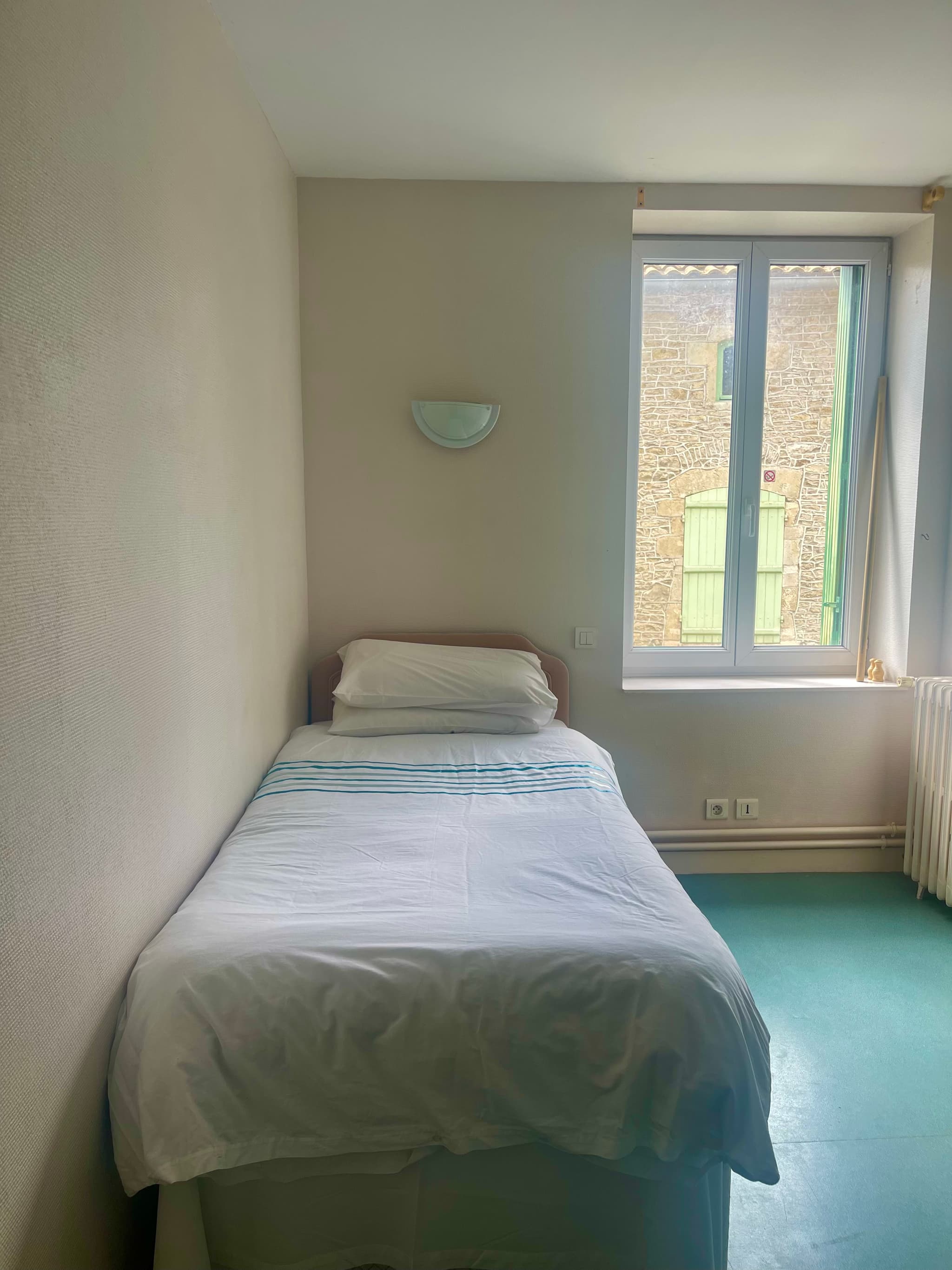Chambre à deux lits avec salle de bain commune