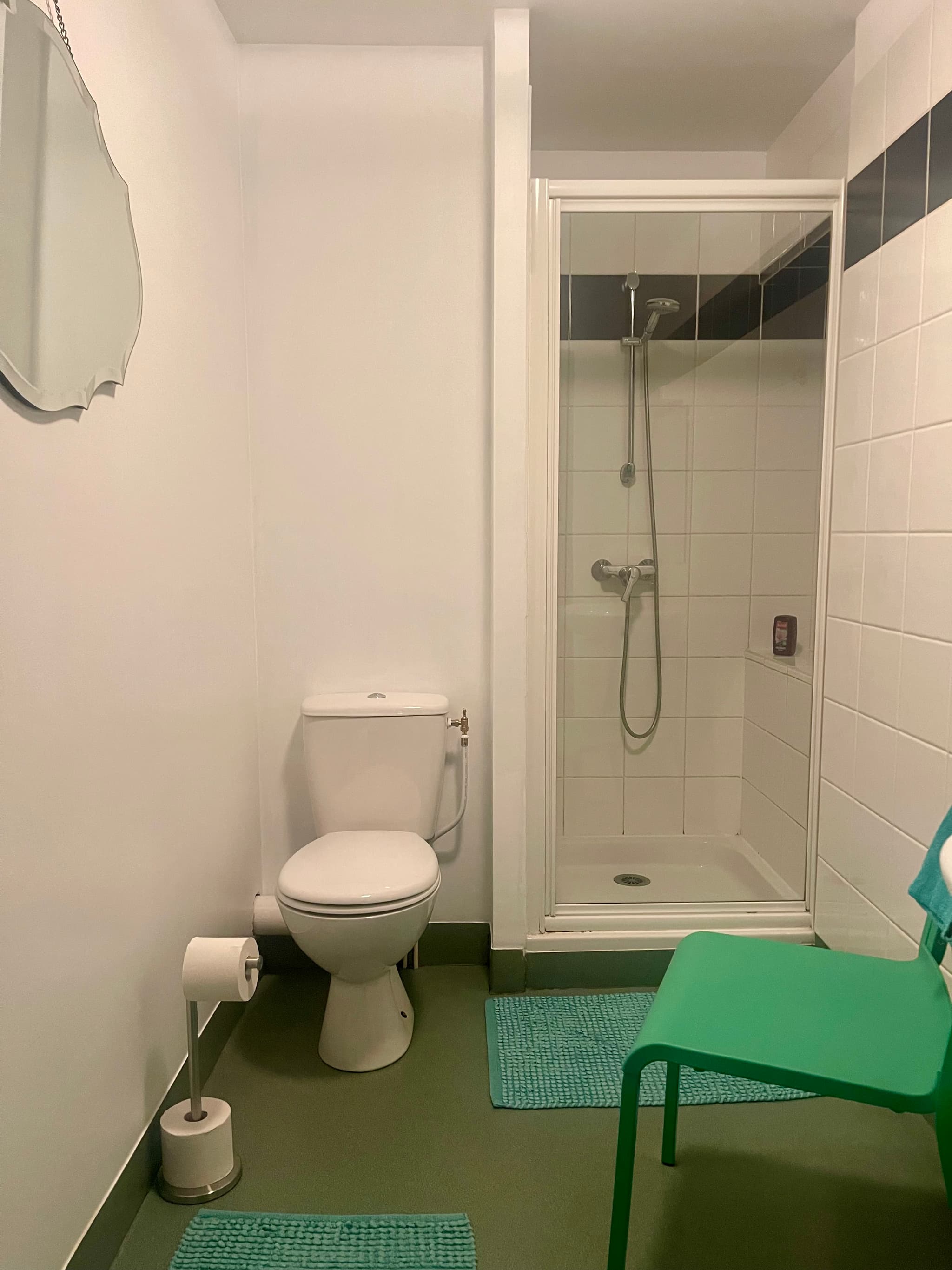 Chambre à deux lits avec salle de bain commune