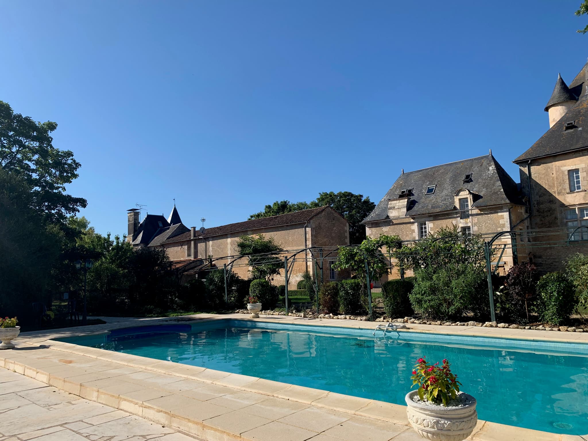 Piscine dans le jardin