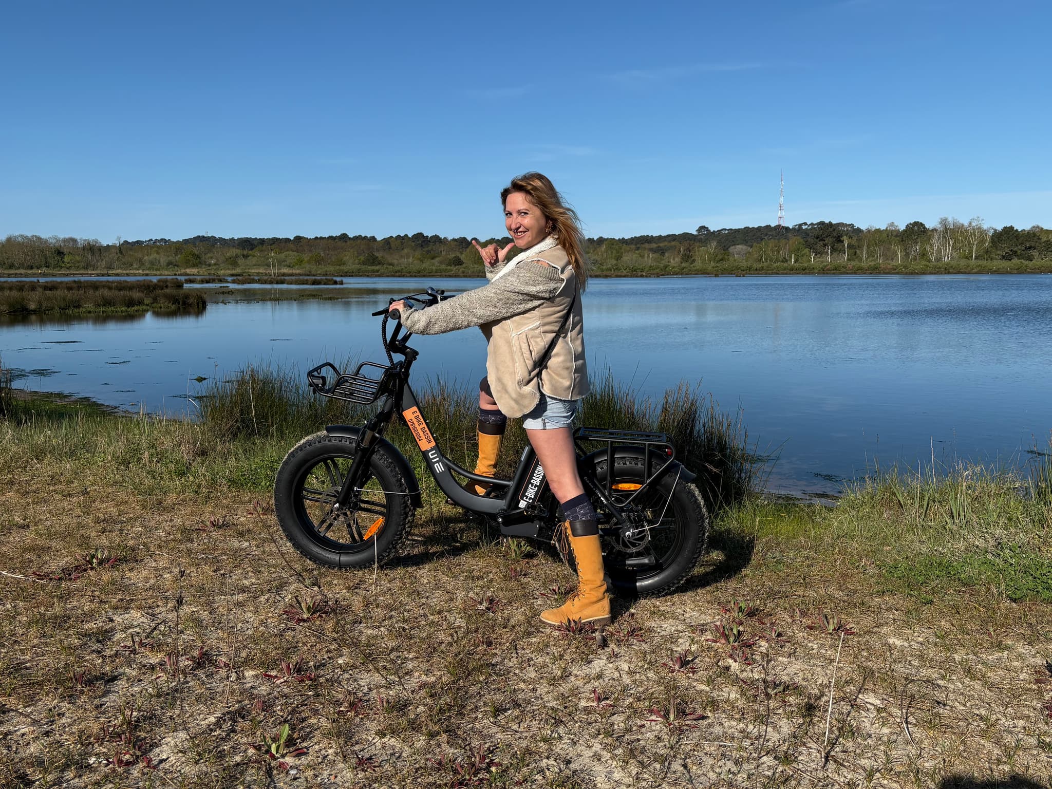Jeune femme sur un fat bike