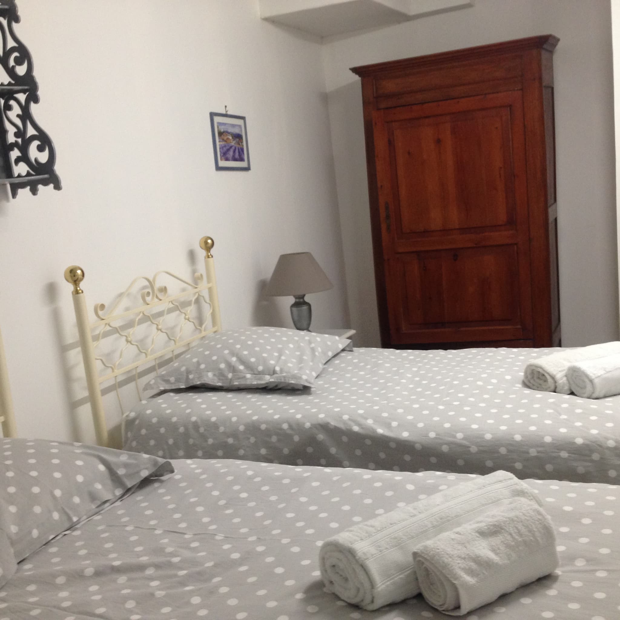 espace couchage d'appoint destiné à des enfants avec 2 lits de 90