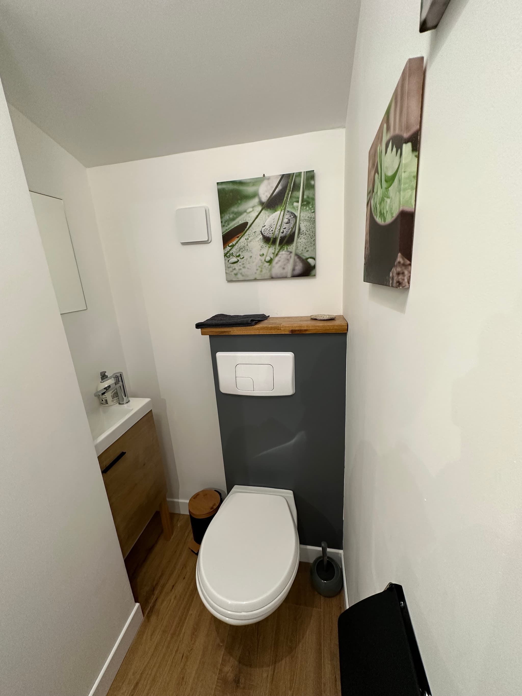 Wc étage avec un lave main