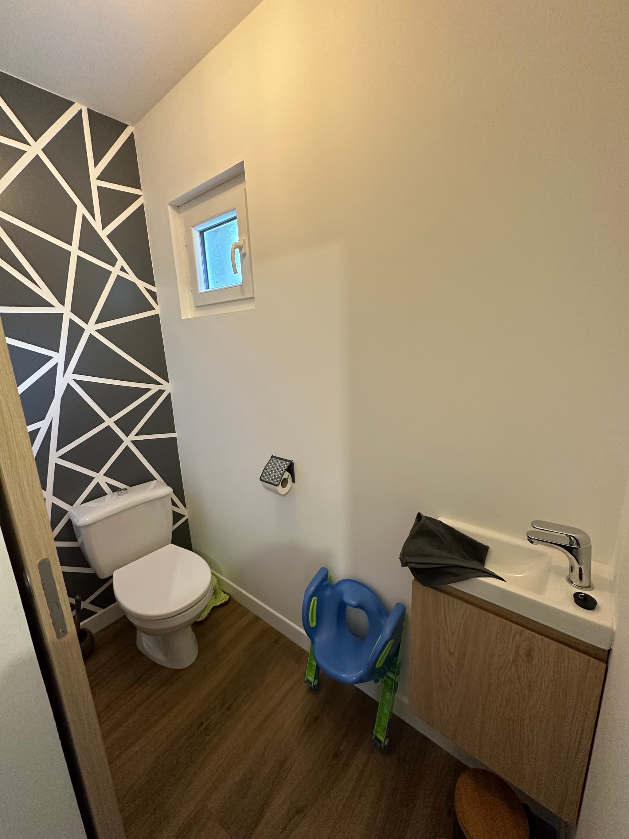 Wc séparé avec un lave main