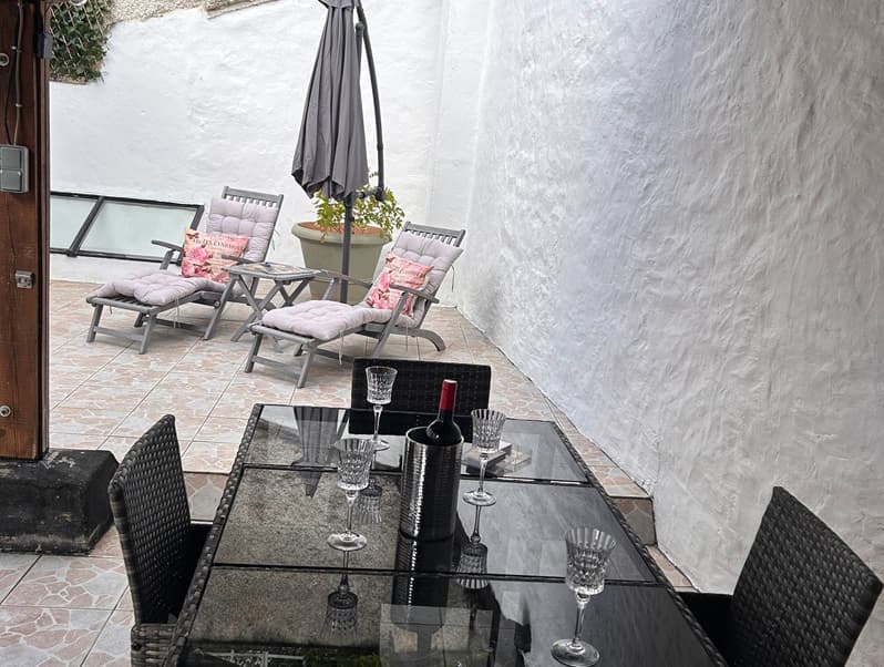 terrasse avec table de jardin