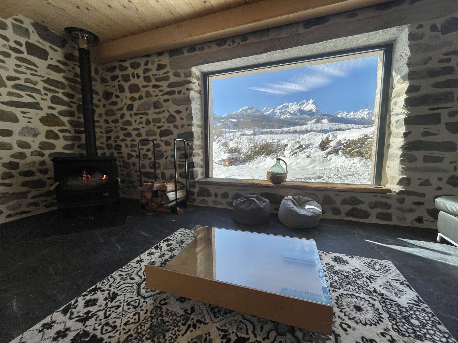 La Bourdette - vue sur le cirque depuis la salle de vie à côté du feu