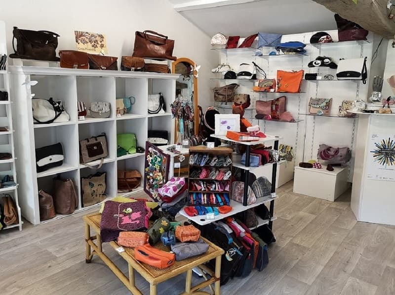 ATELIER MAROQUINERIE - COUTURE " Créa-Passiona",attenant à la maison d'hôtes