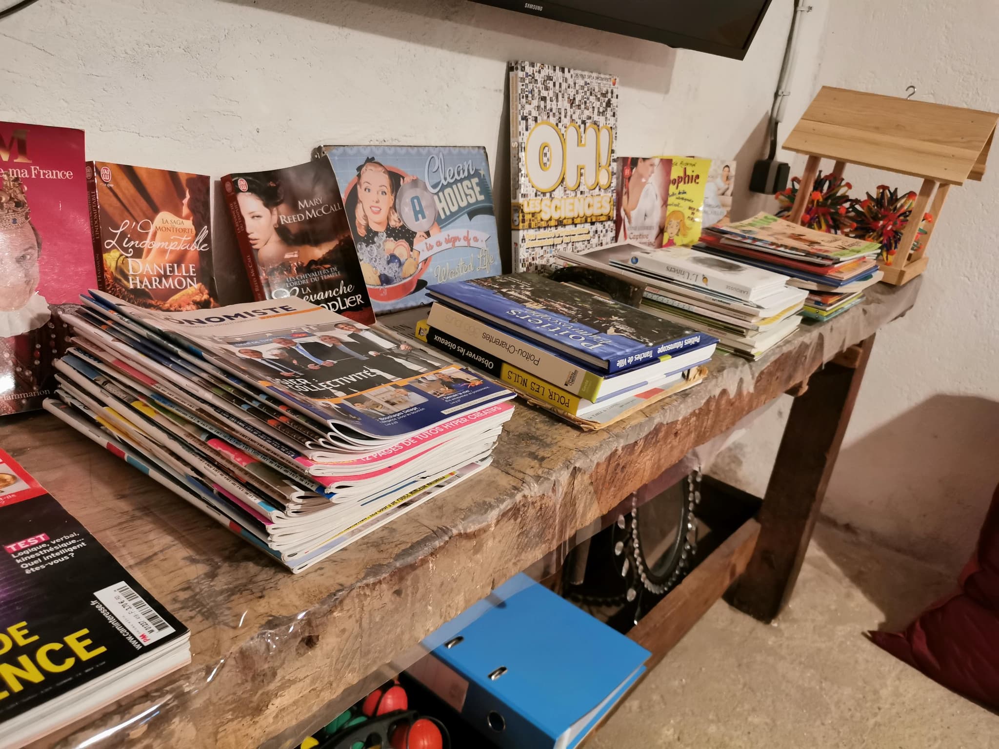 Lectures au sous-sol dans la salle de jeux