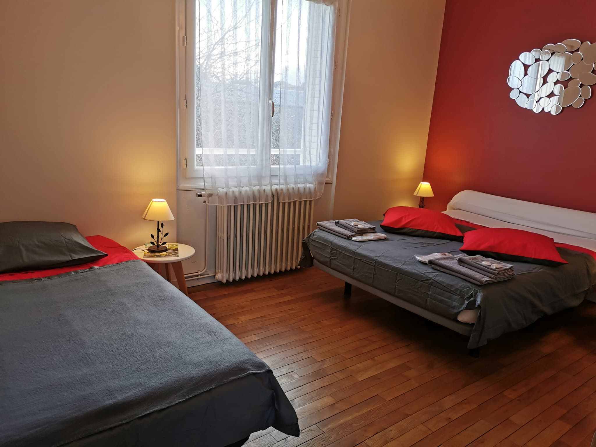 Chambre Coquelicot (1 lit double 140x190 + 1 lit simple 90x190 en appoint)