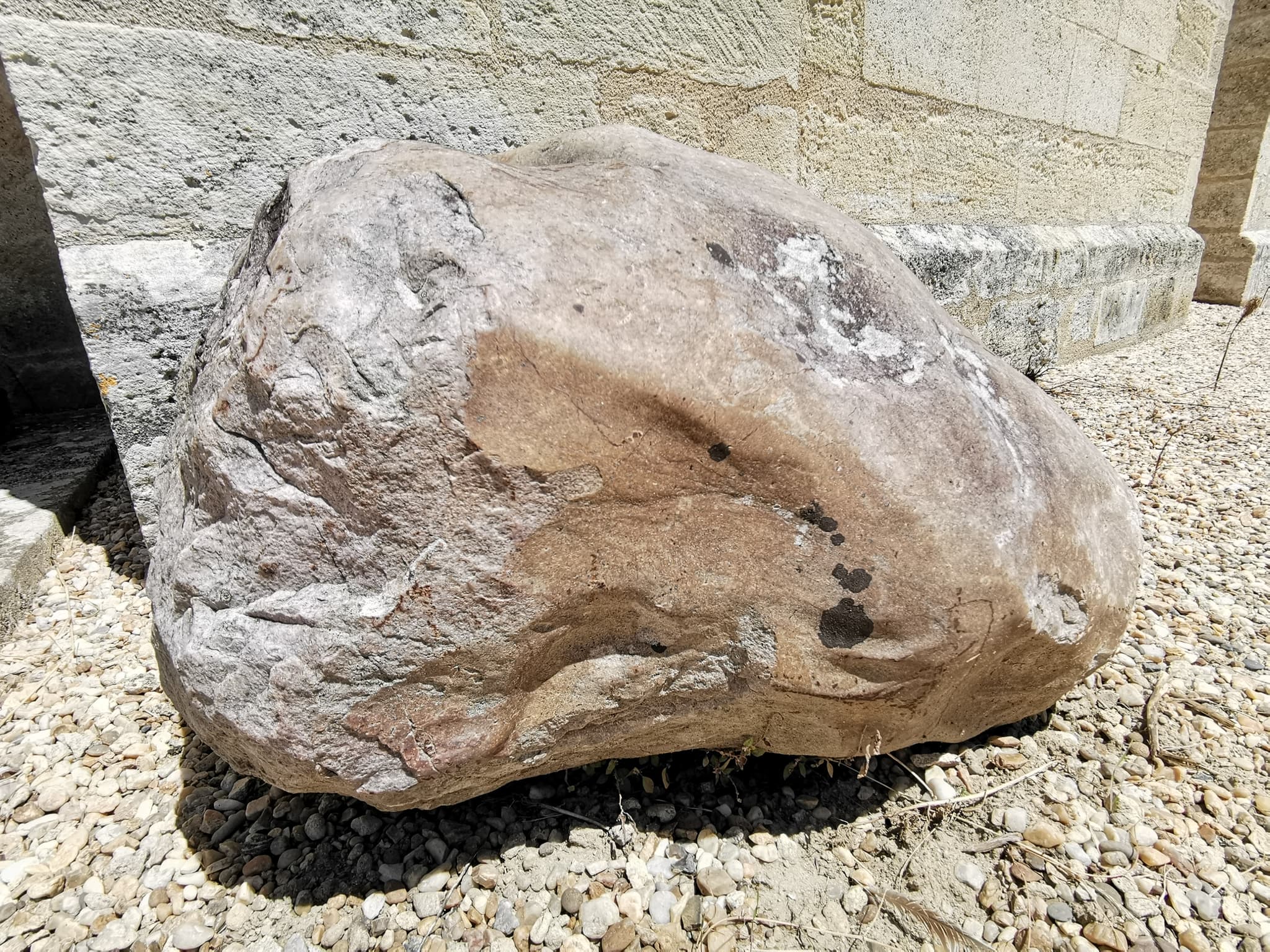 Pierre dite "virante" accolée à l'église Notre-Dame - Saint-Aubin-de-Branne