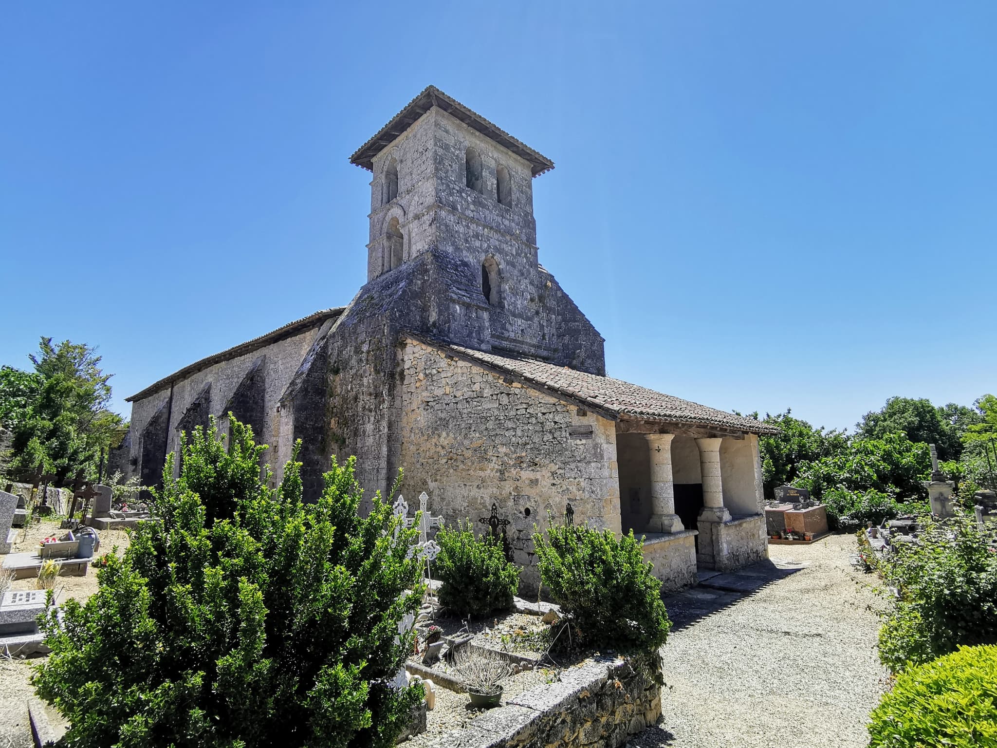 Vue latérale de l'église Notre-Dame - Saint-Aubin-de-Branne