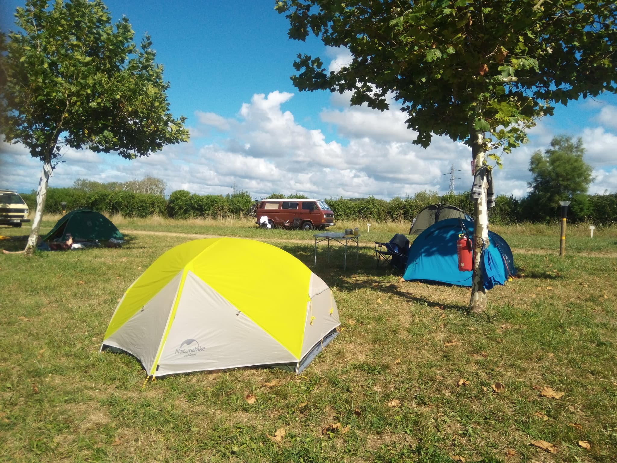 espace tentes, vue vers les champs de la ferme adjacente