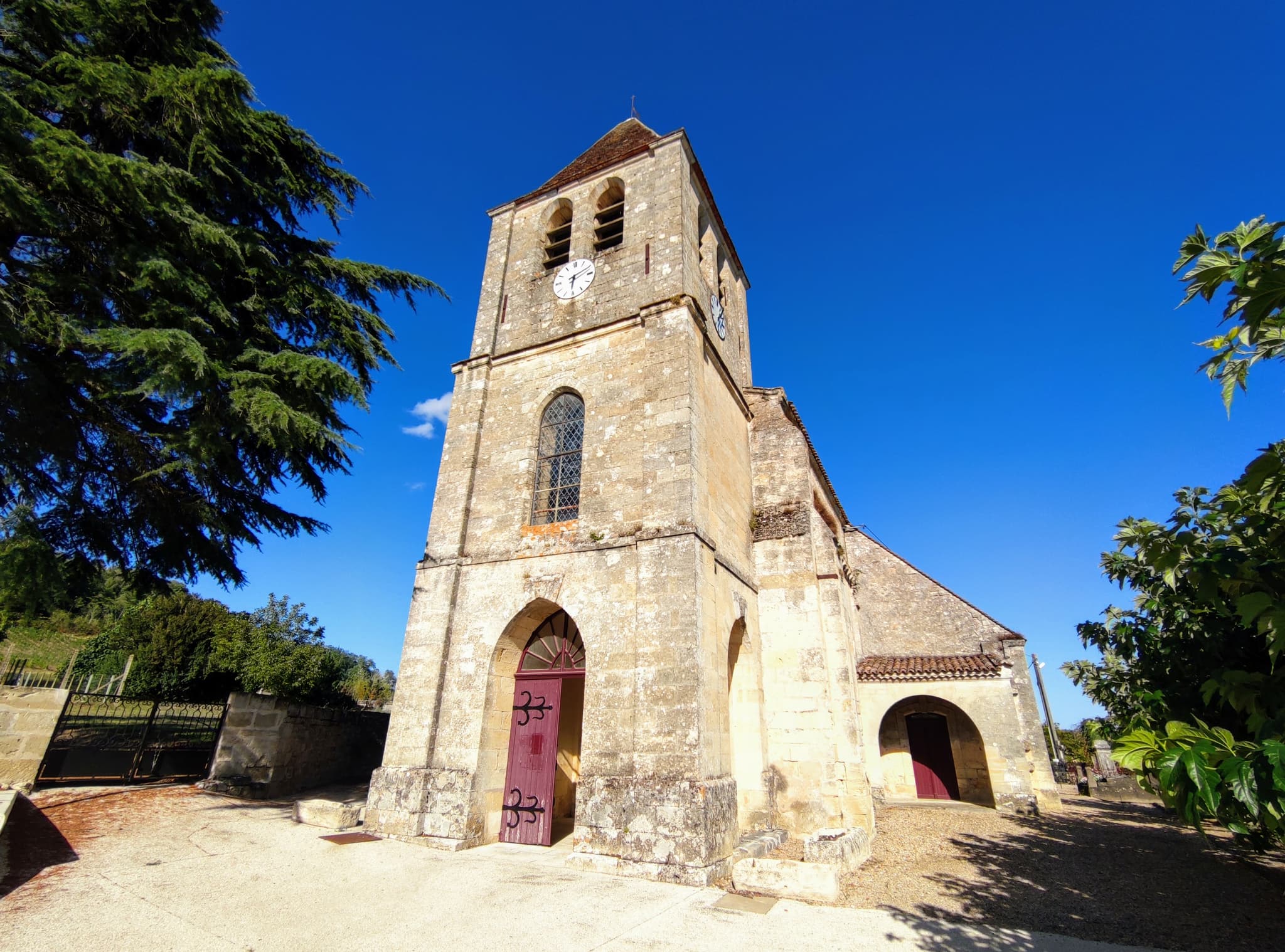 Façade et portail de l'église Saint-Magne - Saint-Magne-de-Castillon