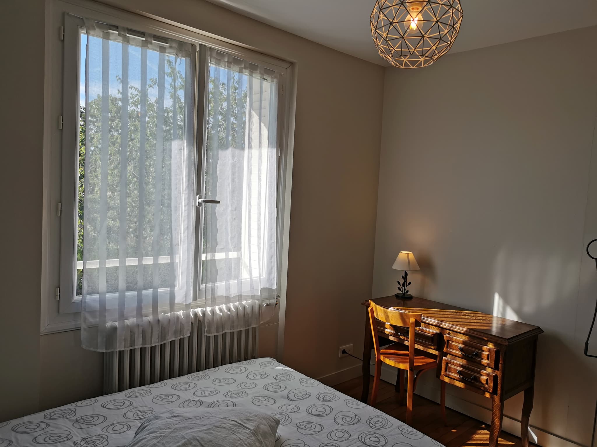 Chambre Bouton d'Or avec sa vue sur l'avant du Gîte, dans une impasse très calme