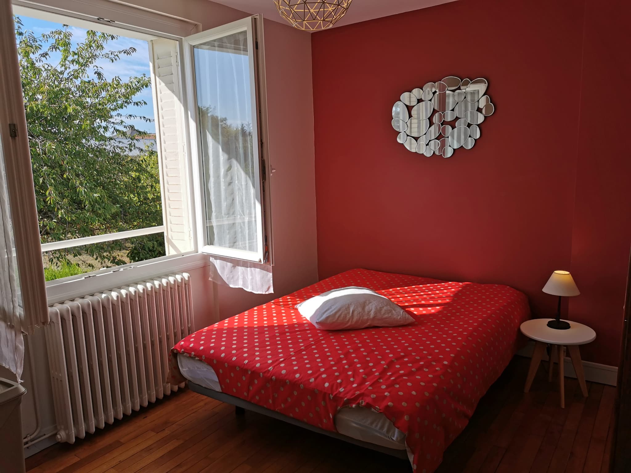 Grand soleil du côté de la fenètre plein sud, de la chambre coquelicot